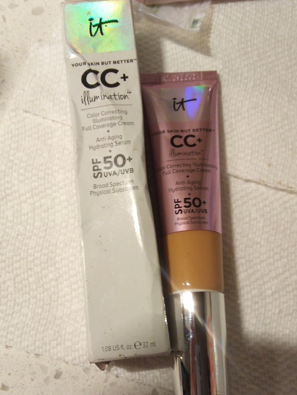 it cosmetics CC+ Illumination Cream SPF 50+ - Rose Gold Tube with Beige Shade